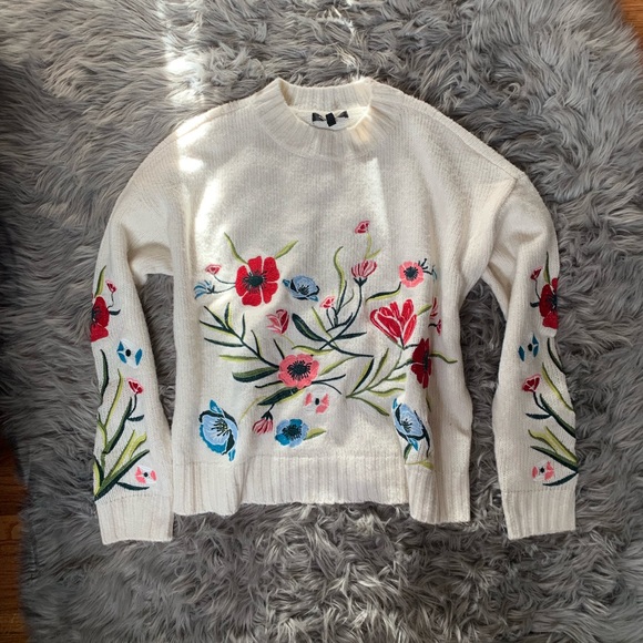 Romeo & Juliet Couture Sweaters - Romeo + Juliet Couture oversized floral sweater